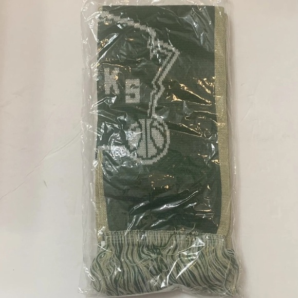 MILWAUKEE BUCKS BASKETBALL SCARF WISCONSIN BUCKS SCARF NEW!T3 - Picture 6 of 7